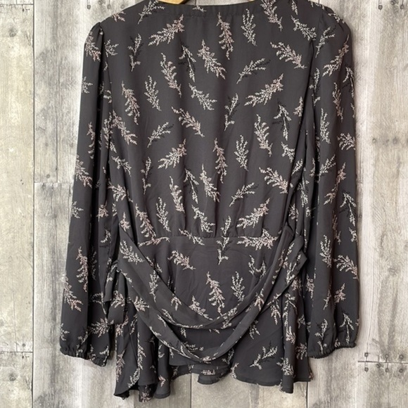 LOFT grey floral print wrap blouse. V-neck. Lightweight. Small. Excellent cond - Picture 7 of 11